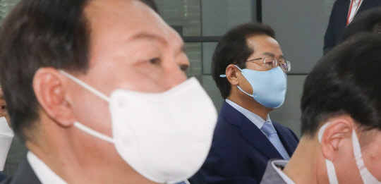 지난 8월25일 서울 여의도 중앙당사에서 열린 국민의힘 국민 약속 비전 발표회에 대선주자인 윤석열(왼쪽) 전 검찰총장과 홍준표 의원이 참석해 있다.연합뉴스